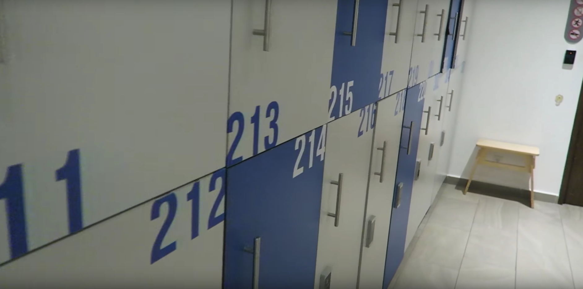 Los lockers de un hotel cápsula son lo primero que ves al entrar...