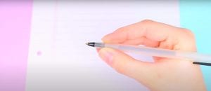 4) Sujeta bien el bolígrafo a utilizar