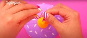 5) Coloca hilos transparentes en los squichies
