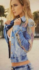 Outfit con chamarra de mezclilla decorada