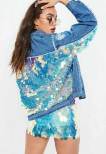 Outfit de chamarra con mezclilla y lentejuelas