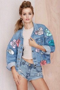 Outfit con chamarra de mezclilla y short