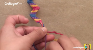 pulsera de hilos de colores