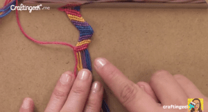 pulsera de hilos de colores