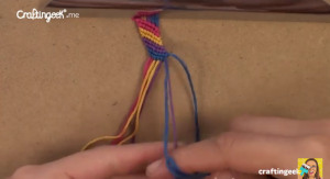 pulsera de hilos de colores