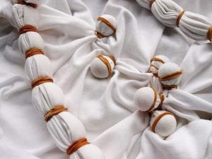 3) Ata la ropa elegida para tu tie dye con cloro