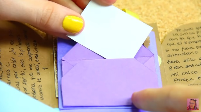 como hacer un sobre de papel morado