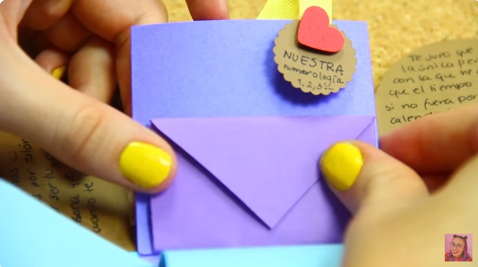 como hacer un sobre de papel morado