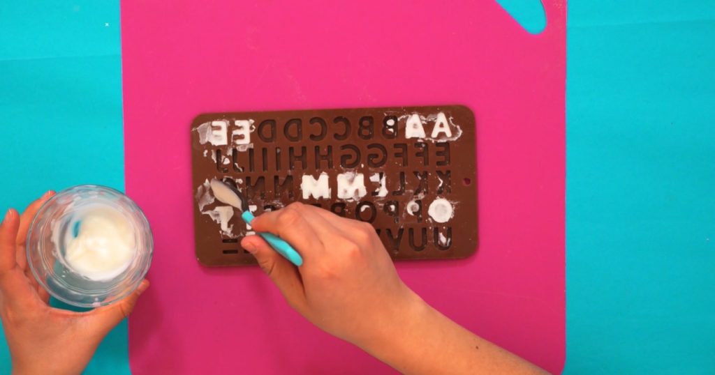 Molde para hacer letras de chocolate en regalos originales para hombre