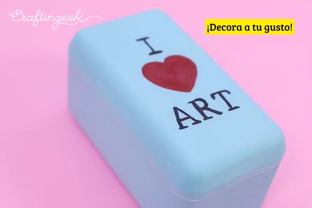 Decora el mini refri a tu gusto con plumones.