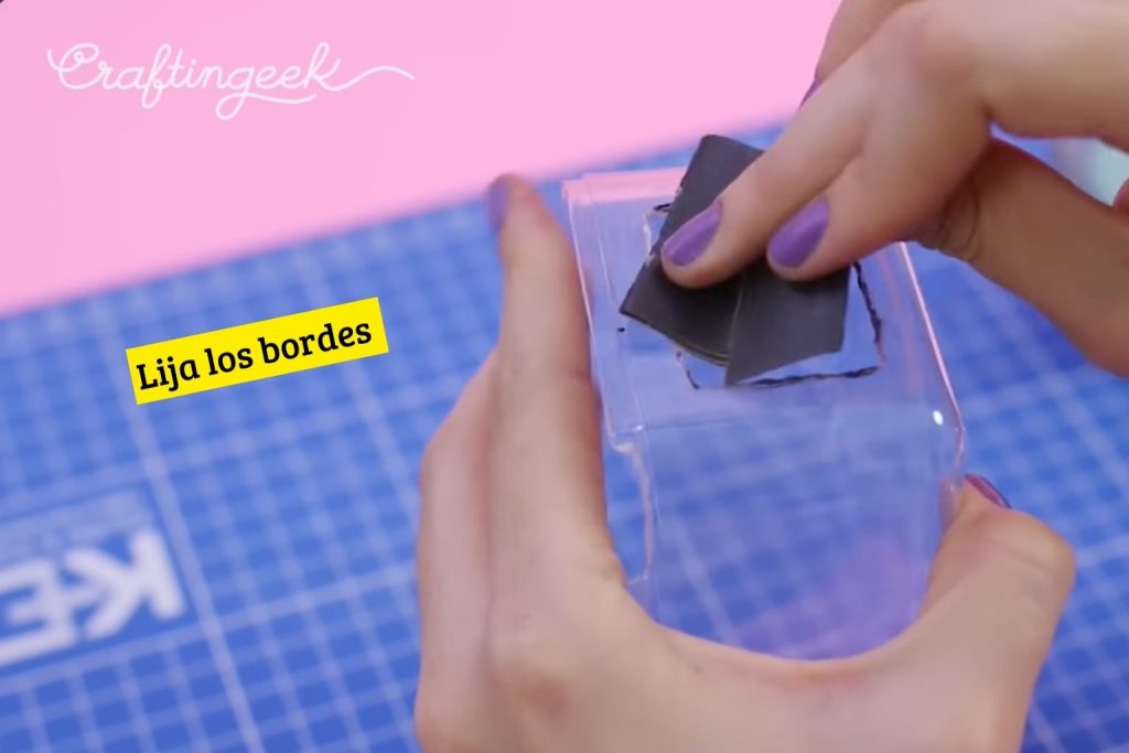 Lija los bordes alisar.