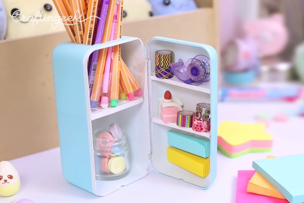 Organizador de escritorio en forma de mini refri.