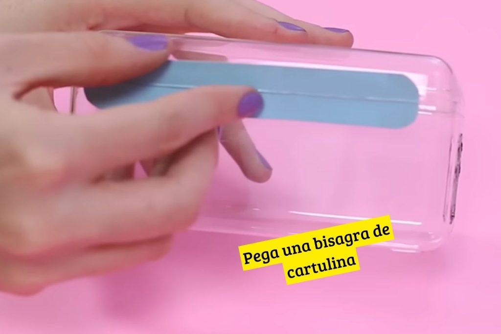 Pega una bisagra de cartulina del lado que se corto la cajita de plástico para mini refri.